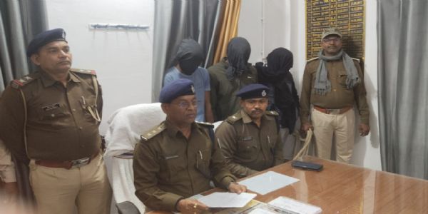 तीन लुटेरे गिरफ्तार, लुटे गए लैपटॉप, मोबाइल सहित कई समान बरामद