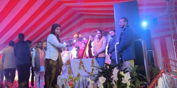 महादेवा महोत्सव में अनामिका जैन अंबर को सुनने के लिए उमड़ी भीड़