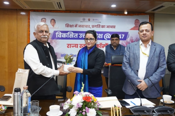 कार्यक्रम का उद्घाटन करते अवनीश अवस्थी कार्यक्रम का उद्घाटन करते अवनीश अवस्थी