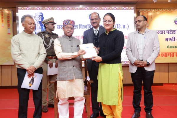 सरदार पटेल विश्वविद्यालय में मेधावी छात्रा को पुरस्कृत करते हुए राज्यपाल। सरदार पटेल विश्वविद्यालय में मेधावी छात्रा को पुरस्कृत करते हुए राज्यपाल।