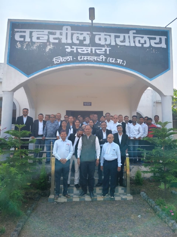 समूह में खड़े हुए अधिवक्ता।