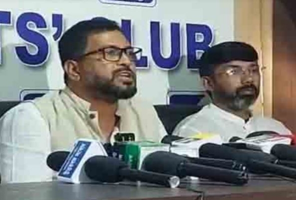 सिलीगुड़ी के भाजपा विधायक शंकर घोष पत्रकार सम्मेलन करते हुए सिलीगुड़ी के भाजपा विधायक शंकर घोष पत्रकार सम्मेलन करते हुए