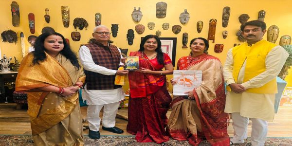 मालिनी अवस्थी को संघ की पुस्तक भेंट करते स्वांत रंजन