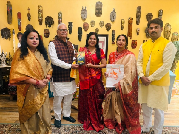 मालिनी अवस्थी को संघ की पुस्तक भेंट करते स्वांत रंजन मालिनी अवस्थी को संघ की पुस्तक भेंट करते स्वांत रंजन