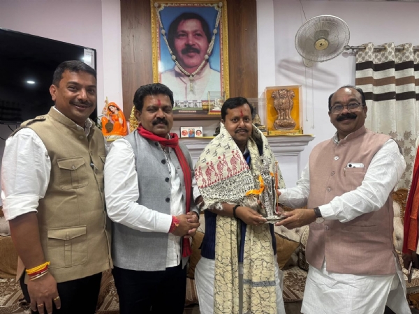 बिहार के कैबिनेट मंत्री नितिन नबीन का स्वागत करते उप मुख्यमंत्री विजय शर्मा और अरुण साव बिहार के कैबिनेट मंत्री नितिन नबीन का स्वागत करते उप मुख्यमंत्री विजय शर्मा और अरुण साव