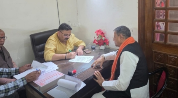 ज्ञापन सौंपते सुधीर सिंह ज्ञापन सौंपते सुधीर सिंह