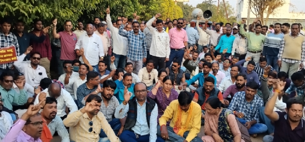 प्रदेश अध्यक्ष को रिहा करने की मांग करते हुए सहकारी समिति कर्मचारी महासंघ के पदाधिकारी एवं सदस्य।