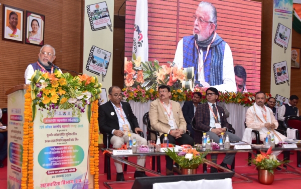 गोष्ठी में मंच से बोलते मंत्री सुरेश खन्ना