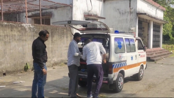 पोस्टमार्टम से शव ले जाते परिजन