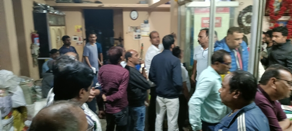 अररिया फोटो:दुकान में जमा भीड़