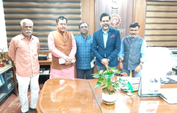 क्षेत्रीय आयुक्त से मिलते पदाधिकारी क्षेत्रीय आयुक्त से मिलते पदाधिकारी