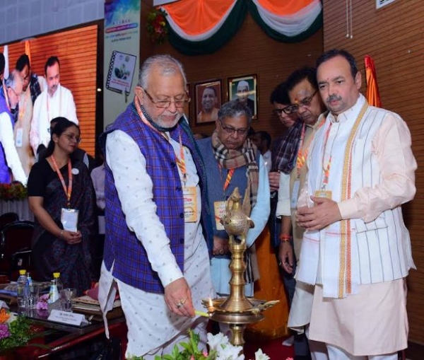 गोष्ठी का शुभारम्भ करते वित्त मंत्री सुरेश खन्ना गोष्ठी का शुभारम्भ करते वित्त मंत्री सुरेश खन्ना