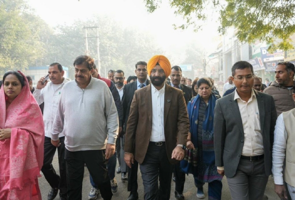 दिल्ली के पर्यावरण मंत्री मनजिंदर सिंह सिरसा पालम में धूल नियंत्रण के लिहाज से कई जगहों की स्थिति का निरीक्षण करते हुए दिल्ली के पर्यावरण मंत्री मनजिंदर सिंह सिरसा पालम में धूल नियंत्रण के लिहाज से कई जगहों की स्थिति का निरीक्षण करते हुए