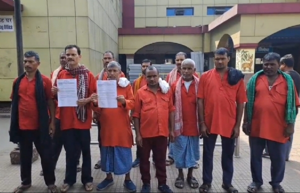 प्रदर्शन करते कुली प्रदर्शन करते कुली