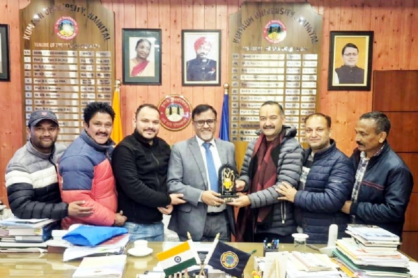 कुमाऊँ विश्वविद्यालय के कुलपति का अभिनंदन करते भाजपा कार्यकर्ता।