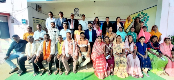 मेगा पालक-शिक्षक बैठक के समापन के बाद समूह में बैठे हए पालक व शिक्षक। मेगा पालक-शिक्षक बैठक के समापन के बाद समूह में बैठे हए पालक व शिक्षक।