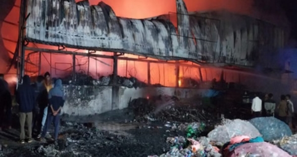 बाबू सेमरा में स्थित एमआरएफ सेंटर में लगी भीषण आग