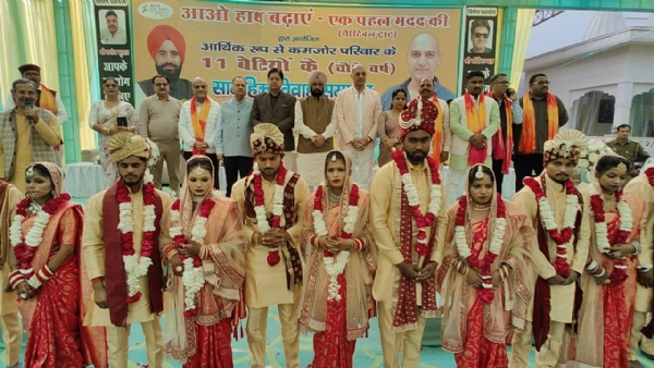 निःशुल्क सामूहिक विवाह समारोह में नवविवाहित जोड़ों के साथ राज्यमंत्री बलदेव सिंह औलख, फिल्म अभिनेता मनीष वाधवा, गोरखपुर जर्नलिस्ट प्रेस क्लब के पूर्व अध्यक्ष मार्कंडेय मणि त्रिपाठी आदि।