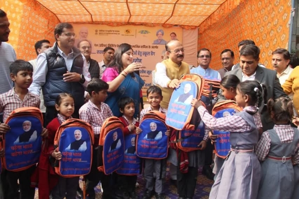 नई दिल्ली के एमसीडी स्कूल, लाजपत नगर-III में बच्चों को स्कूल बैग देते दिल्ली के शिक्षा मंत्री आशीष सूद, साथ सांसद बांसुरी स्वराज नई दिल्ली के एमसीडी स्कूल, लाजपत नगर-III में बच्चों को स्कूल बैग देते दिल्ली के शिक्षा मंत्री आशीष सूद, साथ सांसद बांसुरी स्वराज