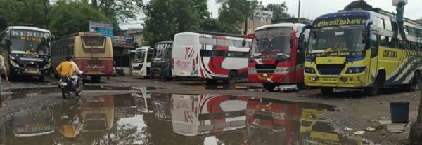 खरगोन : 15 साल पुरानी बसों पर लगाया बैन पर बेधड़क दौड़ रहीं सड़कों पर खरगोन : 15 साल पुरानी बसों पर लगाया बैन पर बेधड़क दौड़ रहीं सड़कों पर