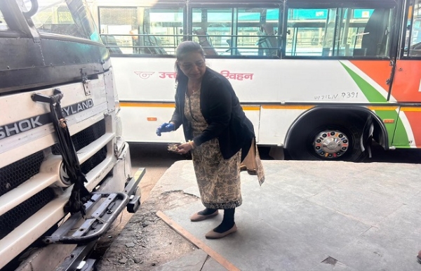 आईएसबीटी देहरादून में सफाई कार्य। आईएसबीटी देहरादून में सफाई कार्य।