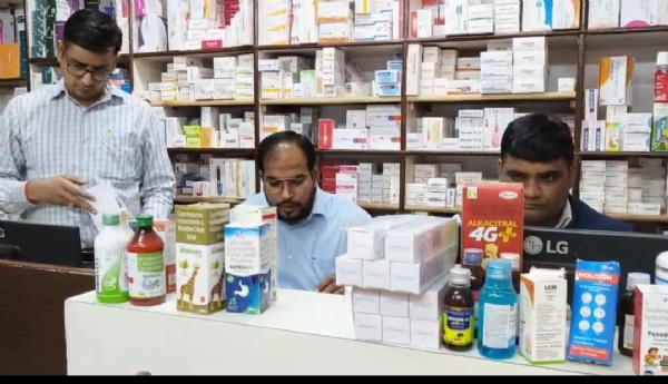 औषधि निरक्षक रजत कुमार पांडेय मेडिकल स्टोर चेक करते हुए