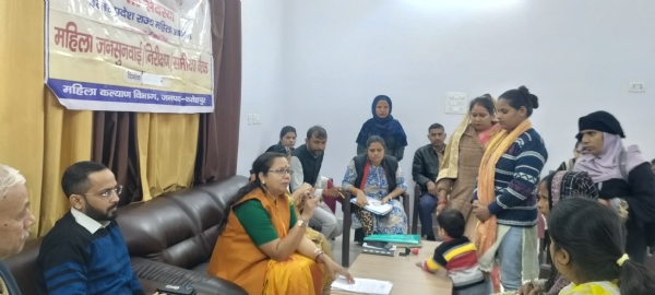 महिलाओं की समस्याएं सुनते राज्य महिला आयोग की सदस्य