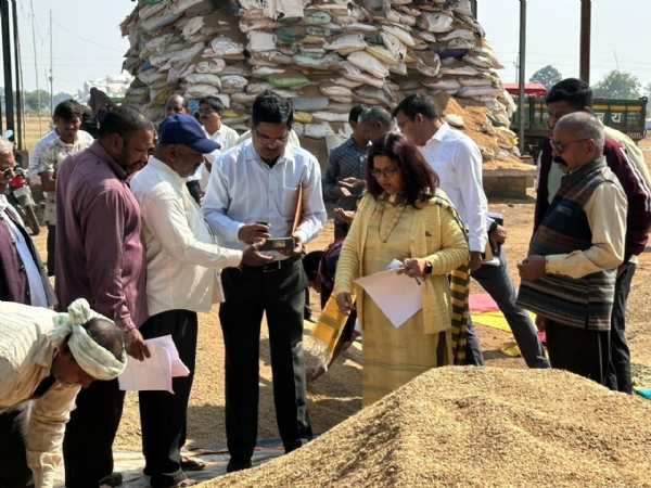 धान उपार्जन केंद्र का निरीक्षण करती हुई सचिव शम्मी आबिदी।