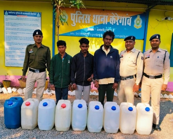 जर्किन में भरे महुआ शराब के साथ गिरफ्तार तीनों आरोपित। जर्किन में भरे महुआ शराब के साथ गिरफ्तार तीनों आरोपित।