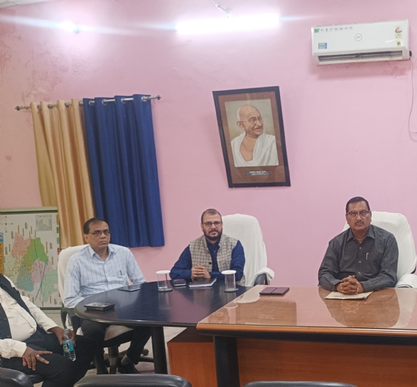 बैठक करते अधिकारी बैठक करते अधिकारी