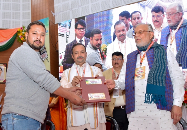 सम्मानित करते मंत्रीगण