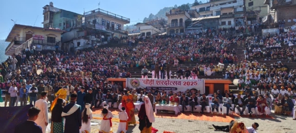 पौड़ी शरदोत्सव में उमड़ी दर्शकों की भीड़ पौड़ी शरदोत्सव में उमड़ी दर्शकों की भीड़