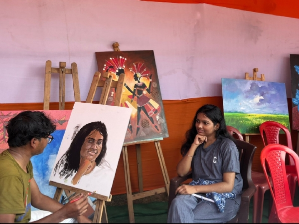 युवा कलाकार पैक्स सोय मुर्मू ने टाटा स्टील में कार्यरत कुमारी खुशी की मुस्कान को कागज़ पर ऐसे उतारा युवा कलाकार पैक्स सोय मुर्मू ने टाटा स्टील में कार्यरत कुमारी खुशी की मुस्कान को कागज़ पर ऐसे उतारा