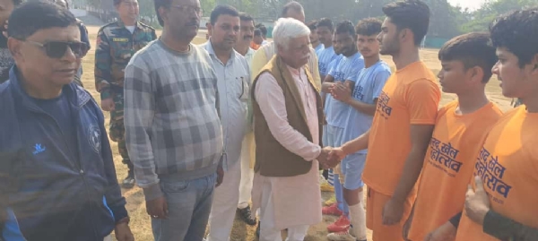 खिलाड़ियों से परिचय प्राप्त करते सांसद वीडी राम खिलाड़ियों से परिचय प्राप्त करते सांसद वीडी राम