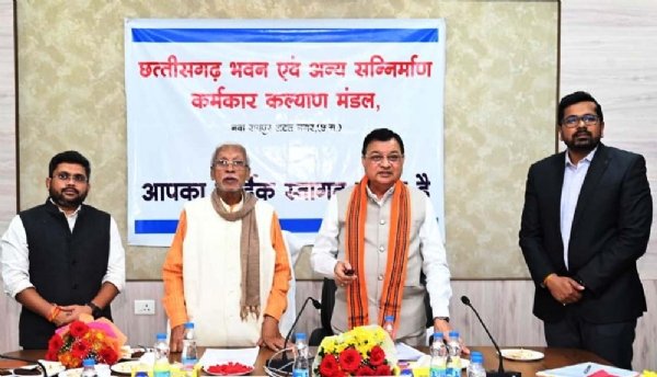 श्रम मंत्री देवांगन श्रमिको के खाते में डीबीटी के जरिये राशि अंतरित करते श्रम मंत्री देवांगन श्रमिको के खाते में डीबीटी के जरिये राशि अंतरित करते