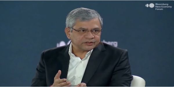 सिंगापुर में आयोजित ब्लूमबर्ग न्यू इकोनॉमी फोरम में केंद्रीय मंत्री अश्विनी वैष्णव