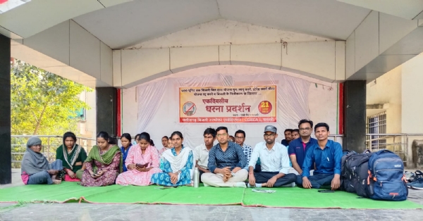 गांधी चौक में प्रदर्शन करते हुए संगठन के सदस्य। गांधी चौक में प्रदर्शन करते हुए संगठन के सदस्य।