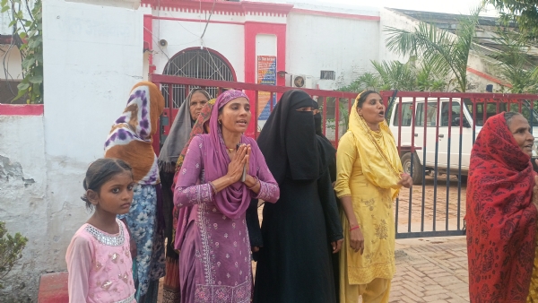 जिला जेल पर हंगामा करते हुए परिजन