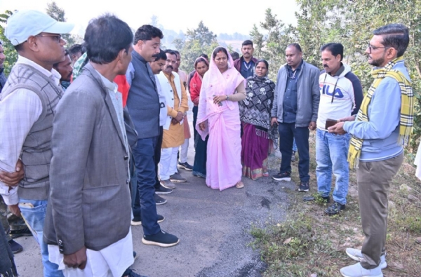 निरीक्षण करते मंत्री लक्ष्मी राजवाड़े।