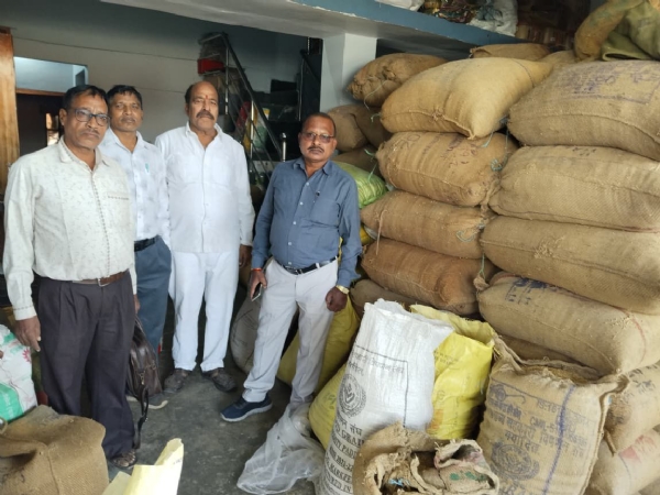 कार्रवाई के दौरान खड़े हुए उड़नदस्ता दल के सदस्य।