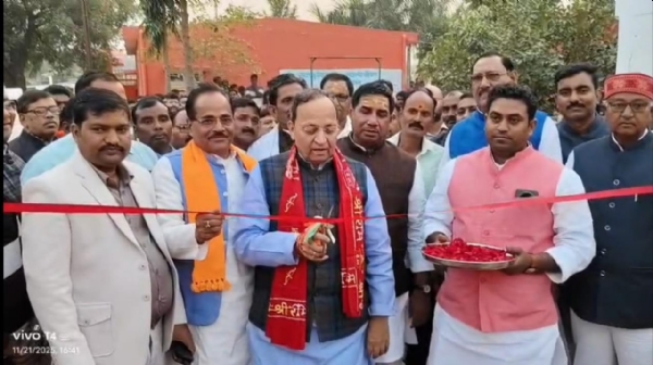 फीता काटकर शादी घर का लोकार्पण करते राष्ट्रीय महामंत्री अरुण सिंह।