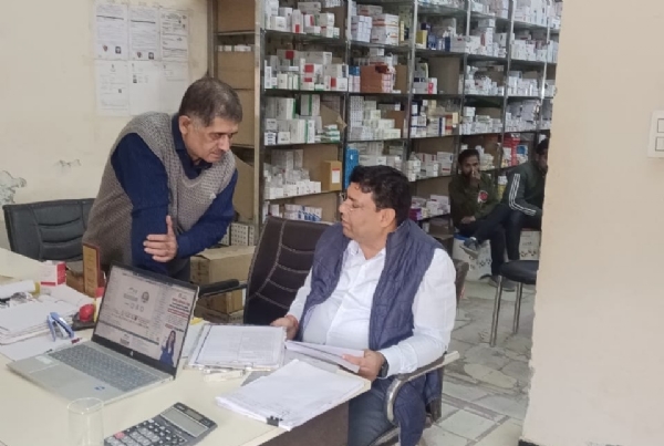 नशीली कफ सीरप की जांच करते औषधि निरीक्षक राजेश कुमार व टीम, बरेली में मेडिकल स्टोरों पर सघन कार्रवाई। नशीली कफ सीरप की जांच करते औषधि निरीक्षक राजेश कुमार व टीम, बरेली में मेडिकल स्टोरों पर सघन कार्रवाई।