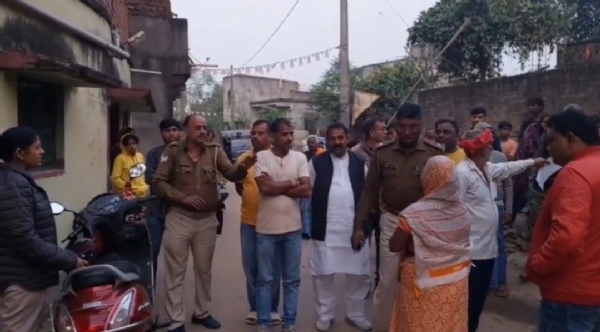 घटना की जांच करती पुलिस