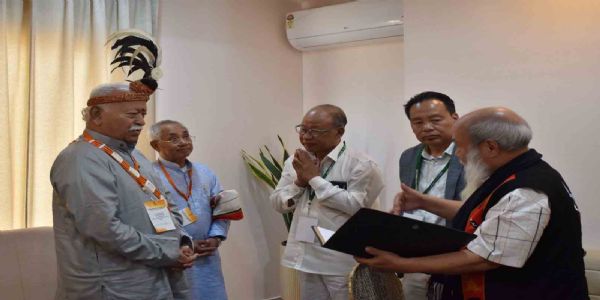 राष्ट्रीय स्वयंसेवक संघ (आरएसएस) के सरसंघचालक डॉ. मोहन भागवत मणिपुर प्रवास के दूसरे दिन आज जनजातीय प्रतिनिधियों के साथ संवाद कार्यक्रम की तस्वीर।