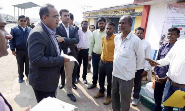 प्रभारी सचिव रजत कुमार निरीक्षण करते हुए