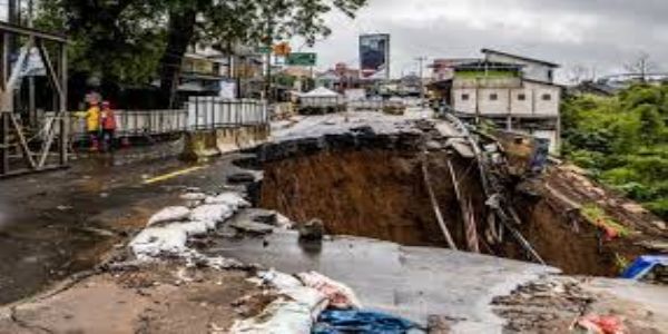 इंडोनेशिया में भूस्खलन इंडोनेशिया में भूस्खलन