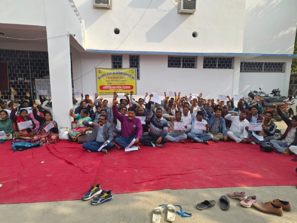 नारेबाजी करते हड़ताली कर्मचारी