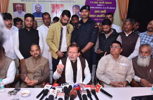 फोटो कैप्शनः 21 आरटीकेः 3 मदवि में पत्रकारों से बातचीत करते कैबिनेट मंत्री अरविंद शर्मा। निस