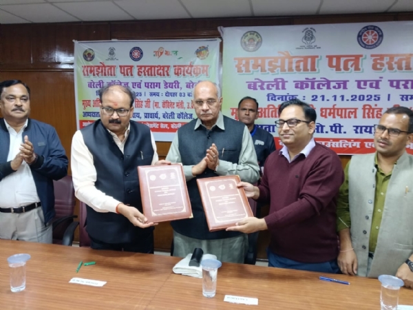 बरेली कॉलेज में आयोजित कार्यक्रम के दौरान पराग फैक्ट्री और कॉलेज के बीच एमओयू पर हस्ताक्षर करते हुए कैबिनेट मंत्री धर्मपाल सिंह व अधिकारी।