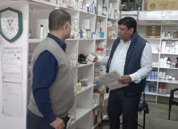 नशीली कफ सीरप की जांच करते औषधि निरीक्षक राजेश कुमार व टीम, बरेली में मेडिकल स्टोरों पर सघन कार्रवाई। नशीली कफ सीरप की जांच करते औषधि निरीक्षक राजेश कुमार व टीम, बरेली में मेडिकल स्टोरों पर सघन कार्रवाई।